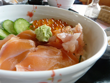鮭のイトコ丼