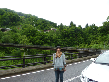 山田旅館をバックに撮影