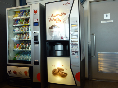 ヘルシンキ空港の自販機